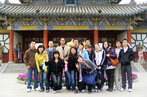 春風(fēng)楊柳千萬(wàn)條，帥哥美女多妖嬈—新鄉(xiāng)踏青靚照集錦