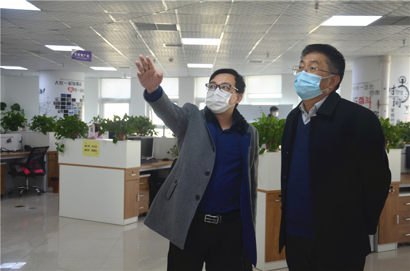 中共安陽市委統(tǒng)戰(zhàn)部副部長、市工商聯(lián)黨組書記郭洪俠一行調(diào)研安陽青峰防疫工作和復(fù)工復(fù)產(chǎn)情況